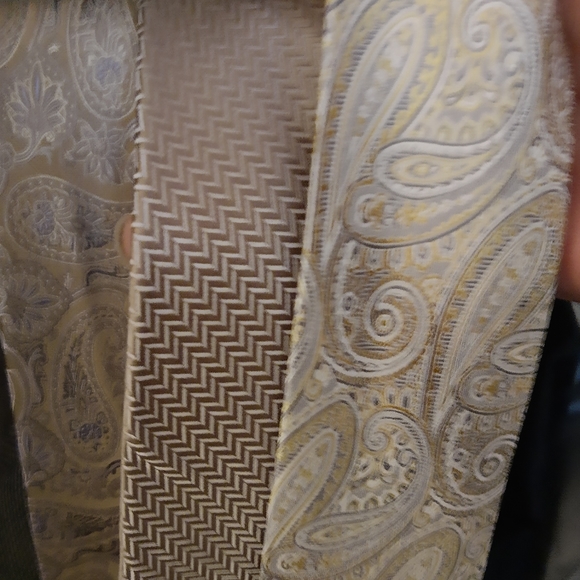 Silk Ties barely wore - Picture 2 of 3